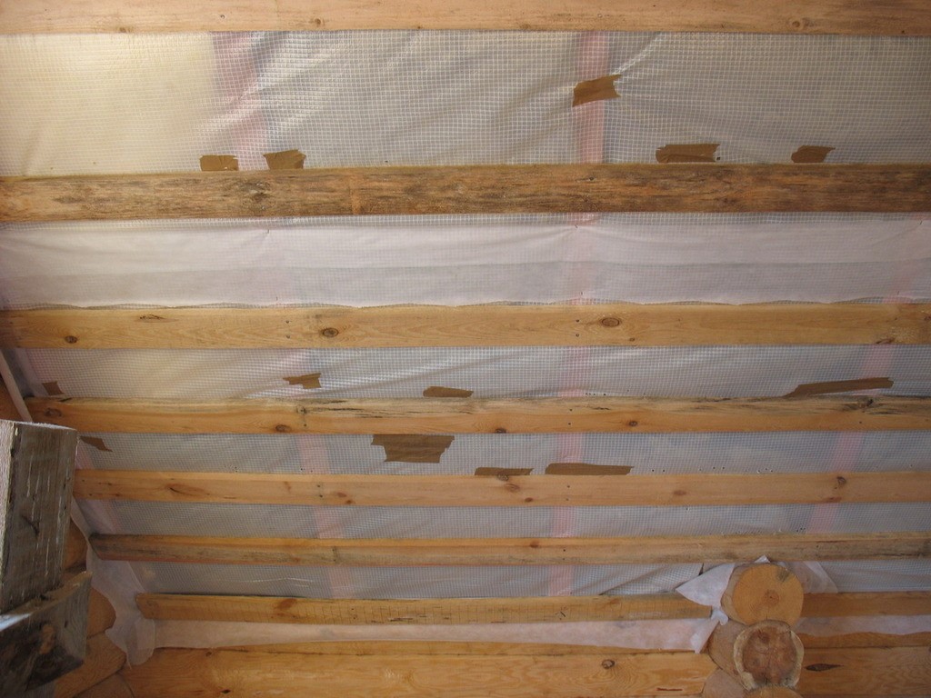пароизоляция на деревянном потолке