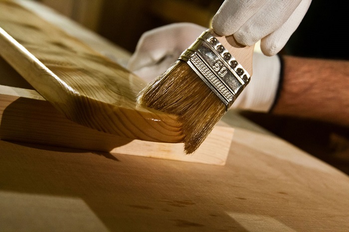 Выбор и применение масла для обработки древесины: наружные и внутренние работы